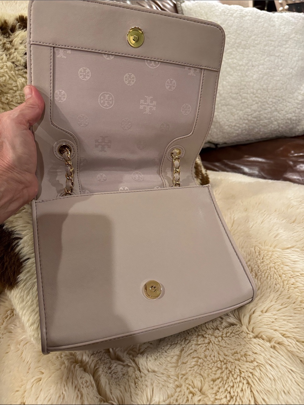 Tory Burch Blush Quilted Leather Shoulder Bag with Gold Chain - Picture 2 of 3